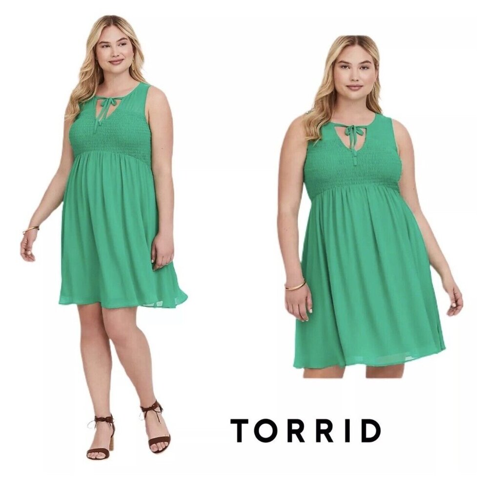 Torrid Women's Green V-Neck Sleeveless Chiffon Smock Front Skater Dress Size 2